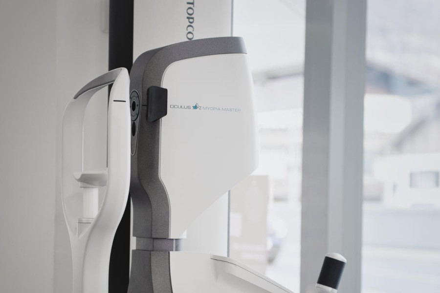 Nahaufnahme der Oculus Pentacam Messstation beim Optometristen in Mittersill.